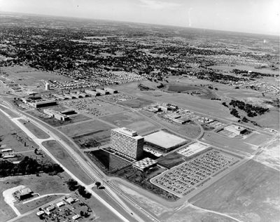 Aerial view of 3M headquarters, manufacturing buildings on the site, and plenty of open space.